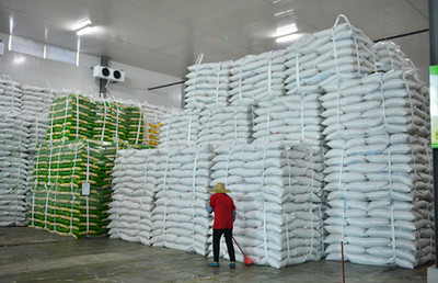 “米袋子”量足价稳 !记者实地走访商超、粮食加工厂